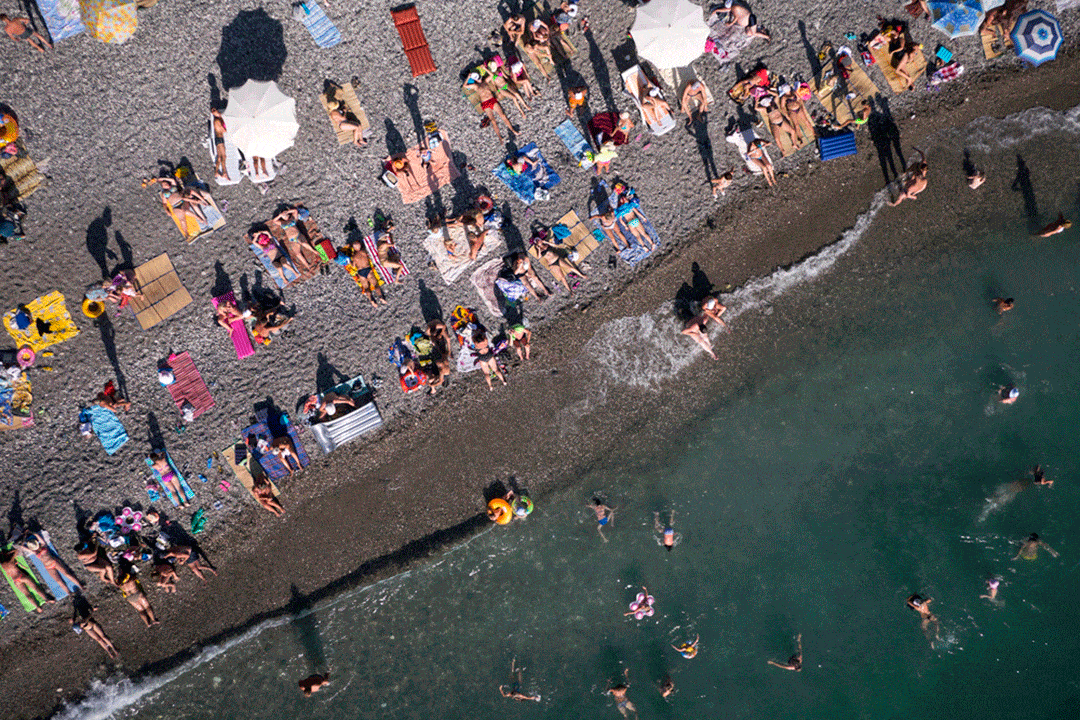 Turisti russi prendono il sole sulle spiagge di Abkhazia. 