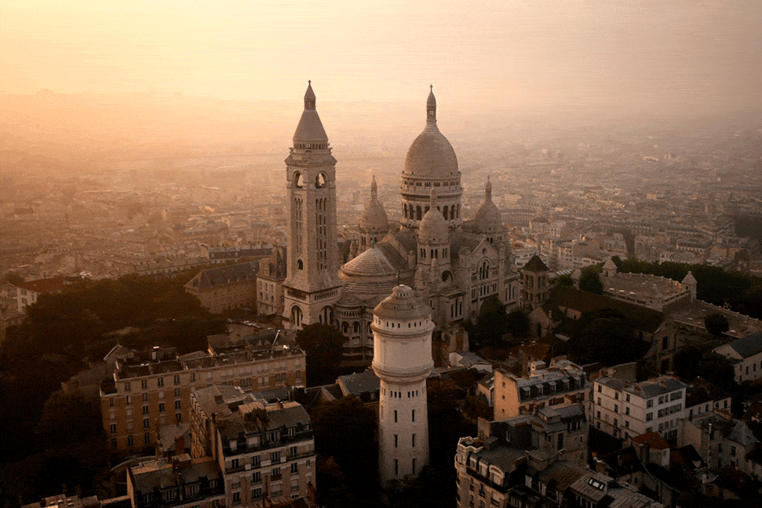 La cupola bianca della Basilica del Sacro Cuore a Parigi. 