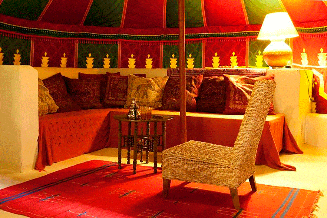 Una lussuosa tenda marocchina attrezzata con tutti i comfort.