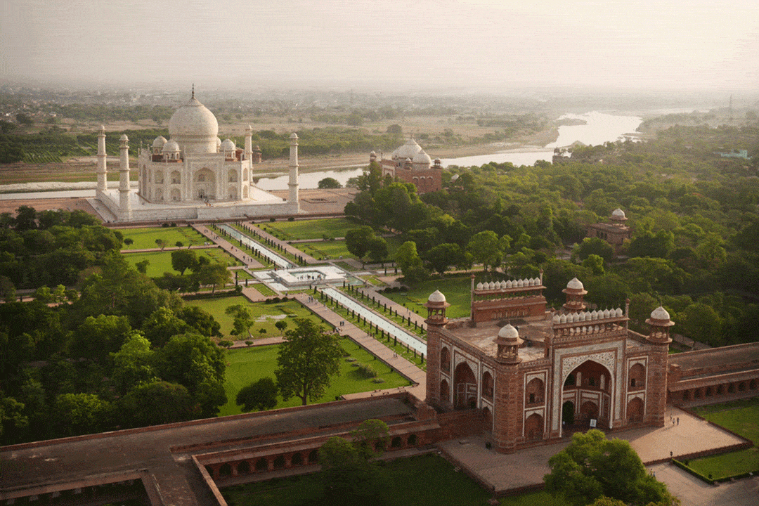 Il Taj Mahal e i suoi giardini, considerati fra le meraviglie più importanti in India.