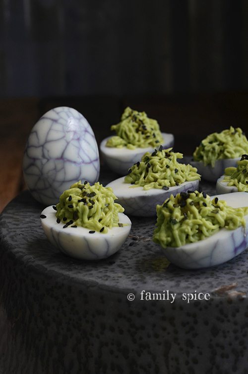 Uova con avocado e wasabi
