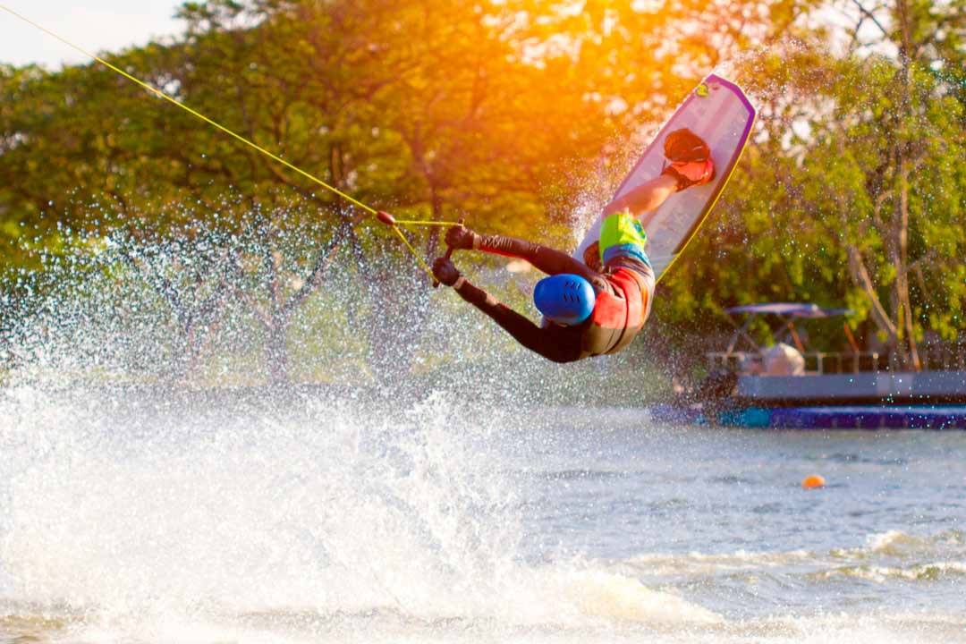 Che cos’è e come si pratica il wakeboard?