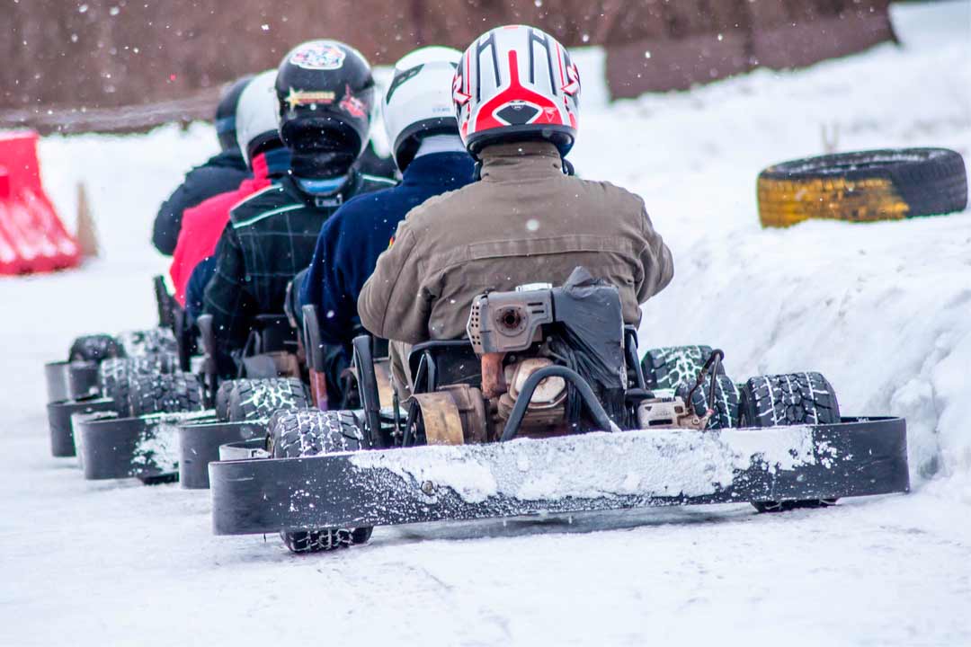 Non solo sci: vivere la neve sui karts su ghiaccio